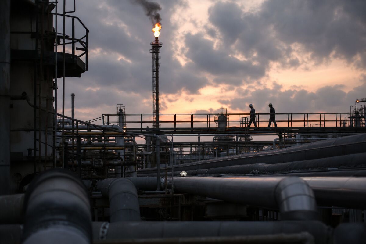 Market Reaction to US-Iran Tensions: Analyzing the Impact on S&P 500 and Nasdaq Futures