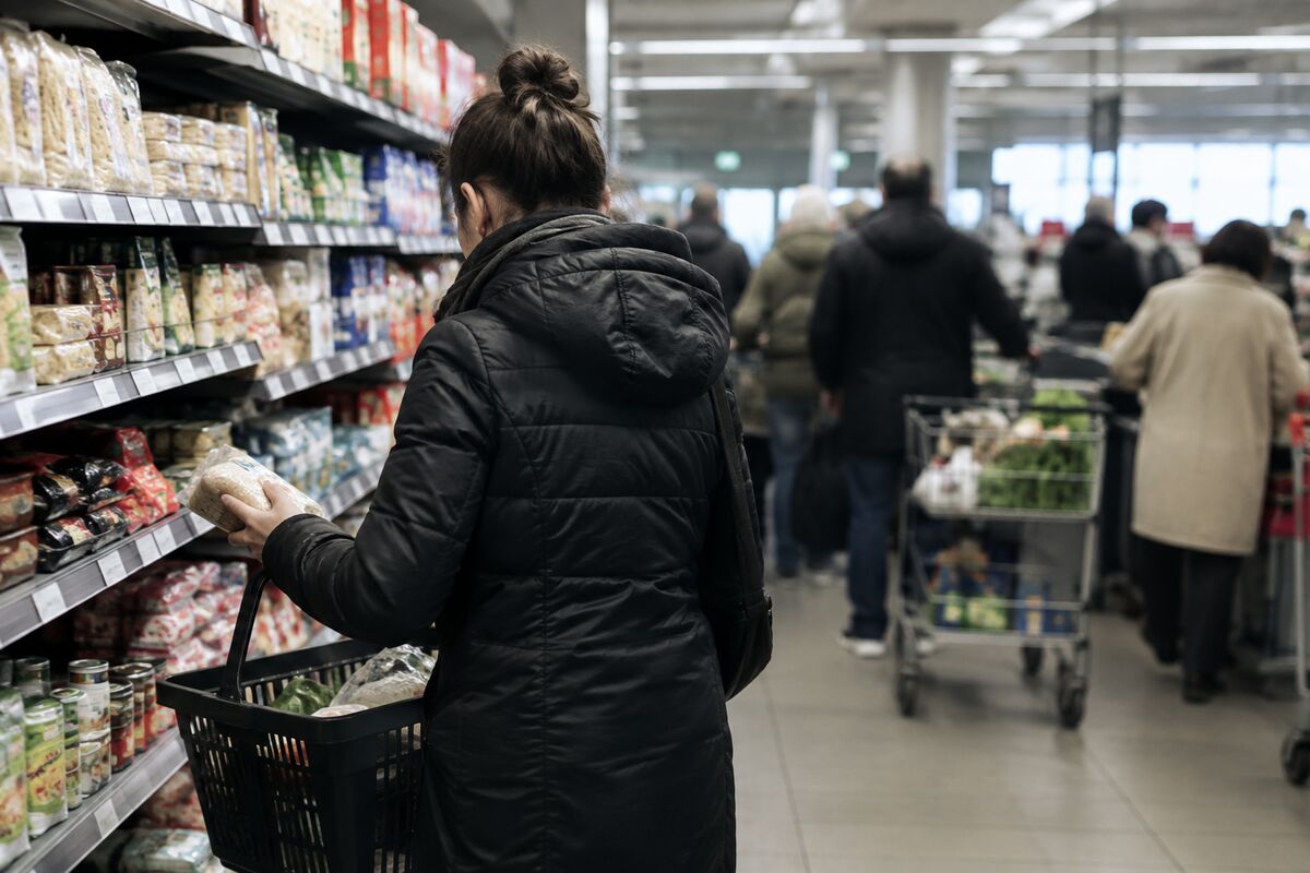 Consumer Sentiment Beats Expectations, but Rising Inflation Forecasts Complicate Fed Outlook