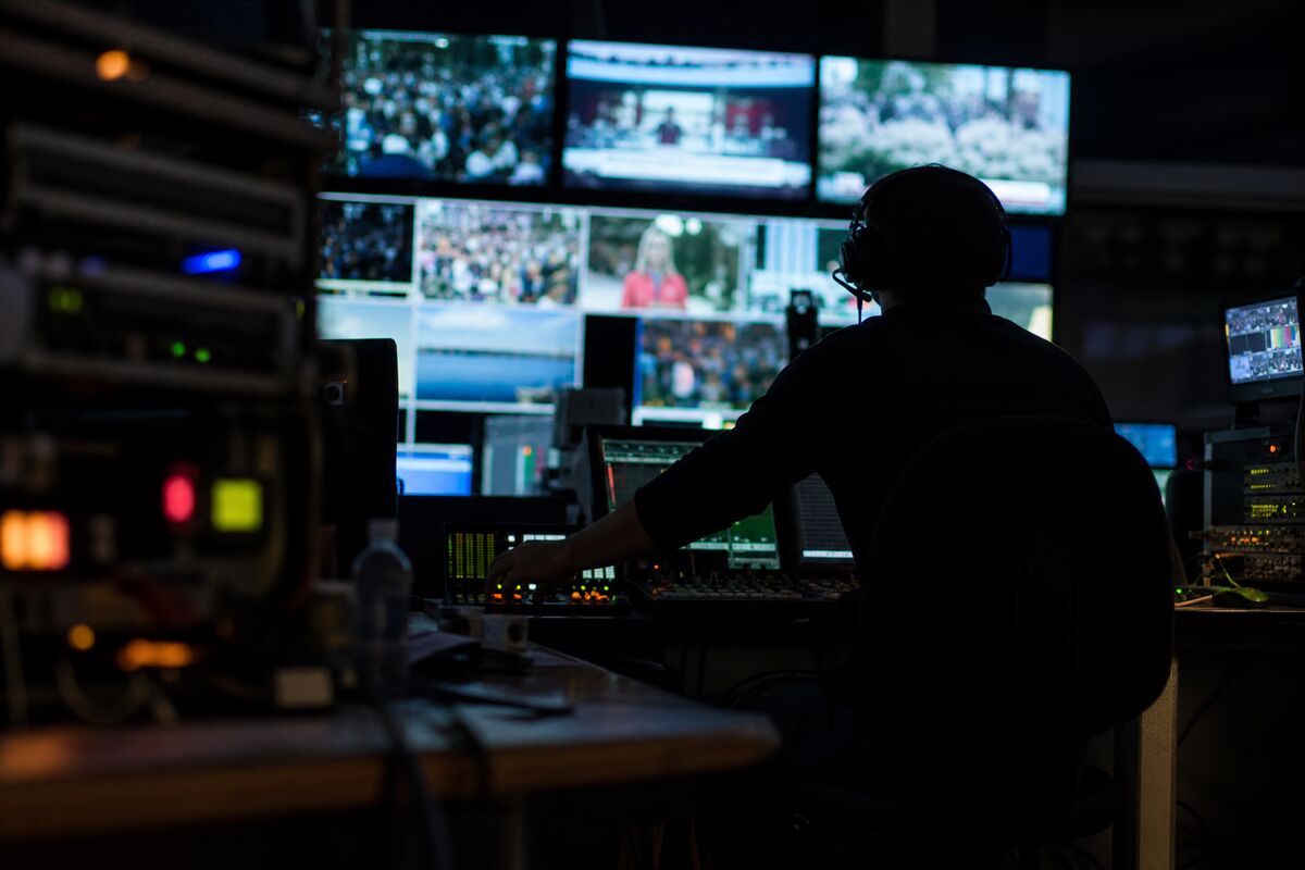 Comcast Earnings Beat Highlights Media Strength as Connectivity Weakness Precedes Spinoff