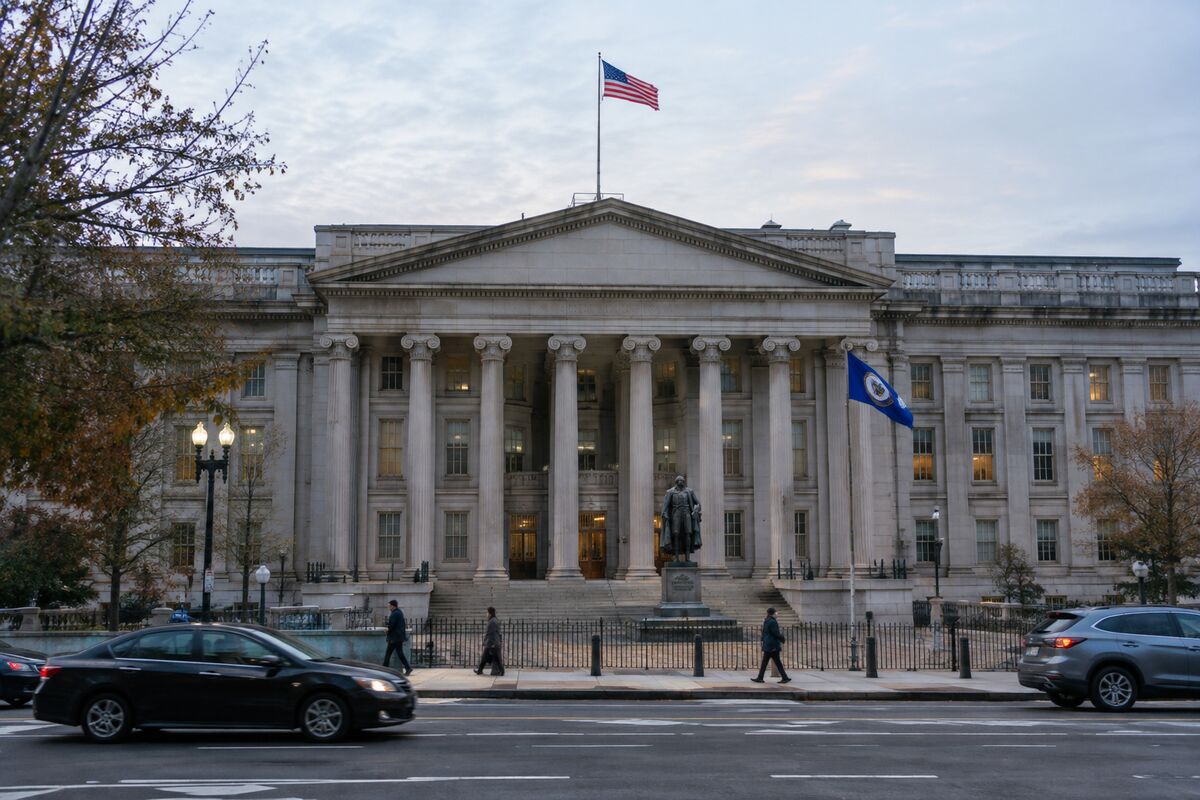 Jobless Claims Near 57-Year Low Keep Fed Rate Expectations in Focus