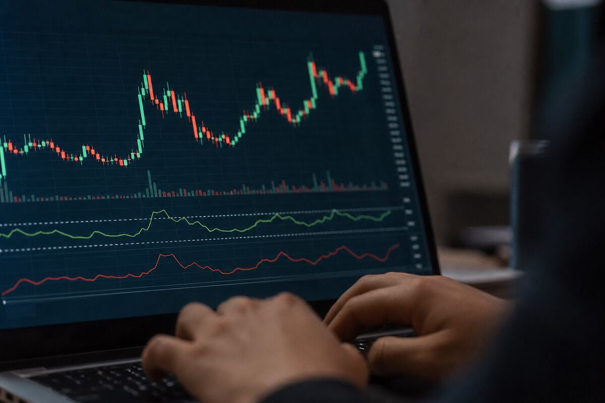 UnitedHealth Stock Falls 1.62% as Golden Cross Signals Potential Trend Shift
